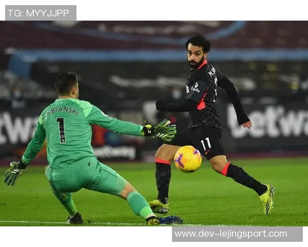 西汉姆足球流氓的传奇故事与英超赛场的暴力文化探讨 西汉姆足球流氓的传奇故事与英超赛场的暴力文化探讨